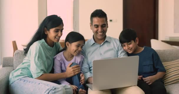 Szczęśliwa Indyjska Rodzina Małym Uroczym Synem Córką Relaks Domu Oglądanie — Wideo stockowe