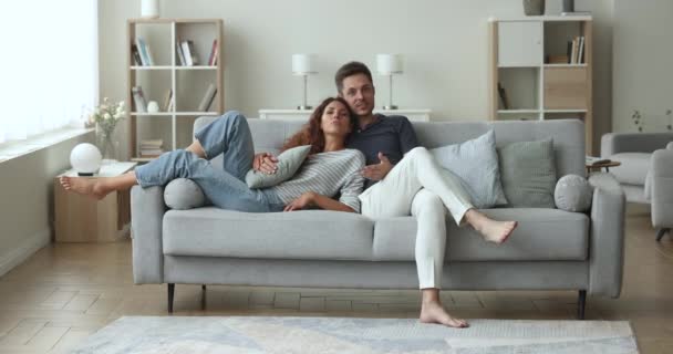 Amoroso Casal Hispânico Amoroso Relaxando Sofá Confortável Devaneio Discutir Planos — Vídeo de Stock
