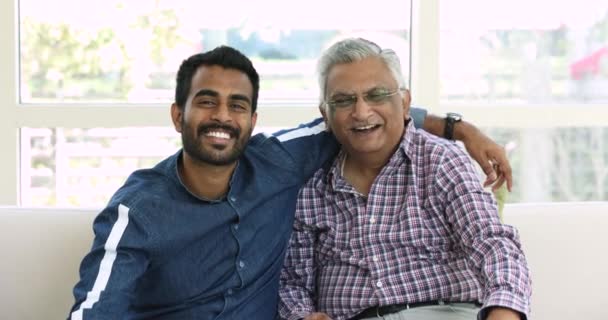 Ung Indisk Mand Omfavner Sin Modne Far Smil Ser Kameraet – Stock-video