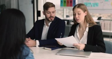Takım arkadaşları işbirliği yapar, ofiste toplanır, meslektaşlarını dinler, çözümlerini paylaşırlar. İş görüşmesi süreci, kadın başvuru iki İK yöneticisiyle yapılan resmi toplantıda soruları yanıtlıyor
