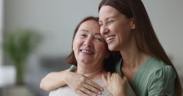 Radostně Vzrušená Dospělá Dcera Žena Objímající Šťastnou Starší Matku Zezadu — Stock video