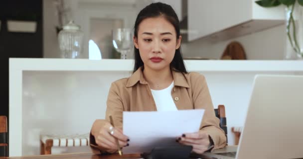 Γυναίκα Κάθονται Στο Γραφείο Laptop Και Αριθμομηχανή Κατέχει Χαρτί Αισθάνεται — Αρχείο Βίντεο