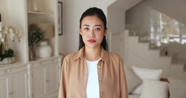漂亮的亚洲女人手里拿着许多新家的钥匙 庆祝独立和购买自己的第一套房子 在新的房子里感到安全和安定 入住当天快乐租户的肖像 — 图库视频影像