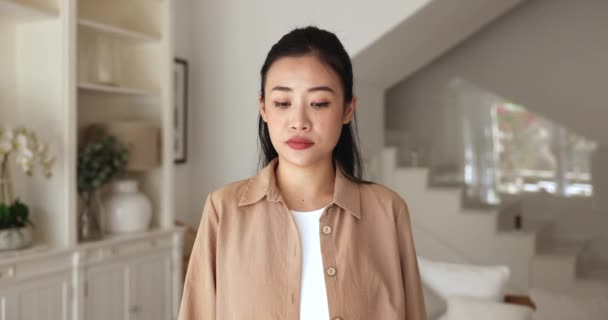 Retrato Cabeza Joven Mujer Asiática Seria Rompe Cigarrillo Dos Partes — Vídeo de stock