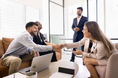 Neşeli iş arkadaşları çeşitli iş dünyası toplantılarında el sıkışıyor, kanepede oturuyor, anlaşma yapıyor, başarılı bir takım çalışması yapıyor, iletişim kuruyor.