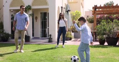 Küçük çocuklu ebeveynler dışarıda futbol oynuyorlar, yeşil çimlerde koşuyorlar, top oynuyorlar, enerjik 8 'lerin oğluyla arka bahçede kaliteli zaman geçiriyorlar. Aile bağını güçlendirmek için aktif eğlence ve aktivite