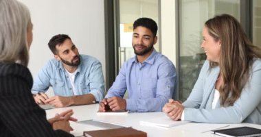 Millennial 30 'ların hırslı Faslı işadamı bir grup personel ya da müşteriyle resmi bir toplantı yapıyor, brifing veriyor, görüşmeler yapıyor, konferans odasında ortaklarla işbirliği yapıyor.