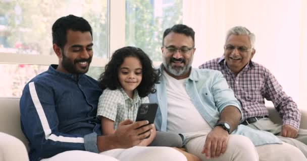 Indische Männer Und Kinder Verschiedener Generationen Sitzen Auf Der Couch — Stockvideo