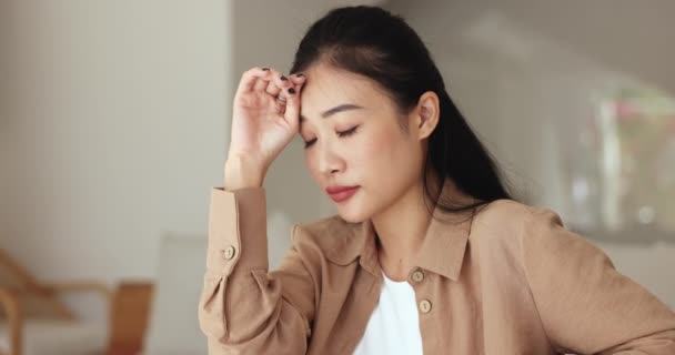 Ciddi Endişeli Asyalı Kadın Kapalı Bir Yerde Oturmuş Kişisel Sorunlarla — Stok video