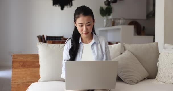 Perempuan Duduk Sofa Ruang Tamu Dan Mengetik Teks Laptop Yang Klip Video