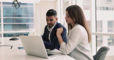 Hintli ve Latin meslektaşlar, iş ortakları toplantı odasında toplanıp dizüstü bilgisayar ekranlarına baktılar, eğilimleri gözden geçirdiler, pazarlama kampanyası gelirlerini tartıştılar, satış sonuçlarından memnun oldular, takım çalışmasına katıldılar.