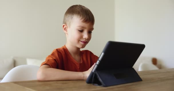 Băiețelul Drăguț Petrece Timpul Liber Internet Folosind Tableta Digitală Joacă — Videoclip de stoc