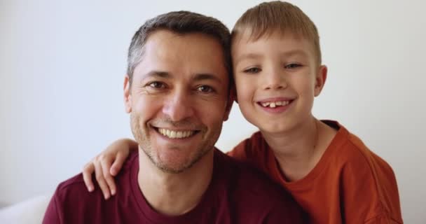Κοντινό Πορτρέτο Του Αγαπημένου Γιου Αγκαλιάζει Χαμόγελο Του Πατέρα Κοιτάζοντας — Αρχείο Βίντεο