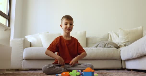 Mały Chłopiec Siedzieć Podłodze Grać Plastikowy Zestaw Zabawek Budowlanych Rzucać — Wideo stockowe