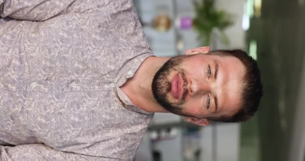 Vertikale Nahaufnahme Ehrgeizige Büroangestellte Porträt Junger Kaukasischer Geschäftsmann Lässigem Hemd — Stockvideo
