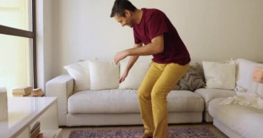 Brezilyalı olgun bir adam ve küçük 8 'lerin oğlu rahat bir oturma odasında rahat bir şekilde dinlenip tatil günlerinde ya da hafta sonlarında modern bir dairede kaygısızca vakit geçirirler. Aile eğlencesi