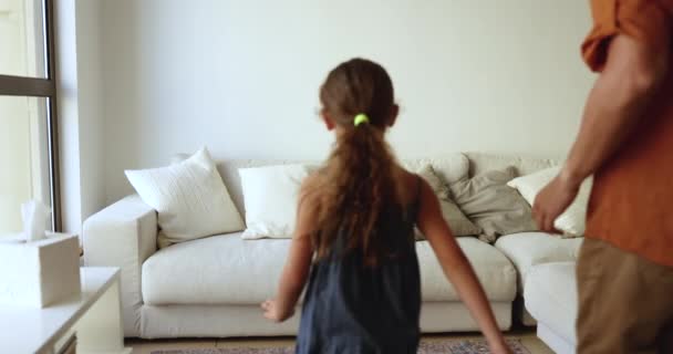 Ayah Dan Putri Kecil Bergerak Menuju Sofa Persimpangan Ruang Tamu Stok Rekaman