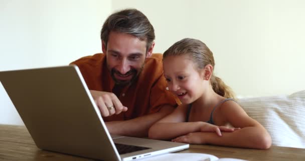 Neşeli Babalar Yaşlarındaki Kızları Dizüstü Bilgisayar Kullanarak Eşya Seçerek Çevrimiçi — Stok video