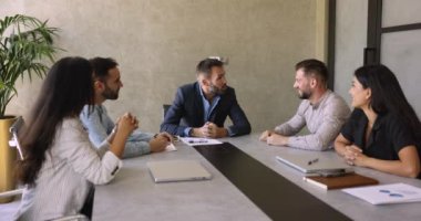 Gülümseyen erkek meslektaşlar, ortaklar ofis yönetim kurulundaki resmi toplantıda ticari karlı anlaşmaları imzalarken el sıkışıyor. Ortaklığı sonlandırmak, şirket hizmetlerini satmak ve satın almak, başarılı pazarlıklar