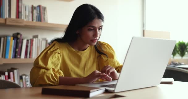 Ung Fokuseret Indisk Forretningskvinde Arbejder Eksternt Ved Hjælp Bærbar Computer – Stock-video
