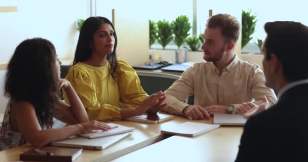 Multietniskt Team Deltar Genomgången Styrelserummet Indiska Företag Slady Och Olika — Stockvideo