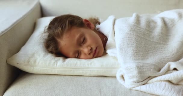 Aproape Fetița Dormi Canapea Pune Capul Pernă Moale Acoperită Carouri — Videoclip de stoc