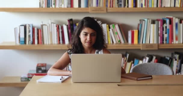 Молода Індійська Жінка Яка Навчається Онлайн Робить Дослідження Електронне Навчання — стокове відео