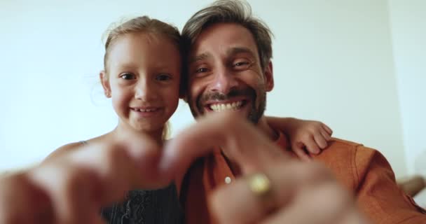 Liebender Vater Und Kleine Tochter Demonstrieren Symbol Der Liebe Die — Stockvideo