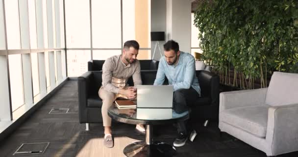 Junge Teamkollegen Diskutieren Gemeinsame Online Aufgaben Büro Nutzen Laptop Sharing — Stockvideo