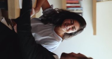 Mutlu Hintli kadın ofis çalışanları erkek meslektaşlarıyla sohbet eder, masa başında fikir alışverişinde bulunur, ortak proje üzerinde çalışır, konuşur, görev ve stratejiyi tartışır. Takım çalışması, iş akışı, iletişim