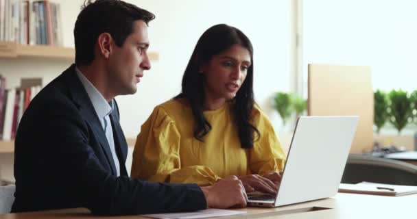 Multiethnische Männliche Kolleginnen Nutzen Laptop Überprüfen Verkaufsstatistiken Beschäftigen Sich Büro — Stockvideo