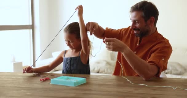 Papai Amoroso Pequena Filha Fazendo Colar Frisado Envolvidos Juntos Passatempo — Vídeo de Stock