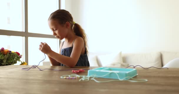 Kis Gyönyörű Lány Részt Kreatív Kedvenc Tevékenység Egyedül Otthon Gyerek — Stock videók