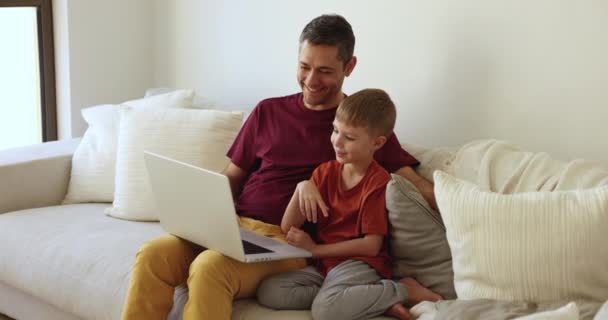 Far Søn Online Familie Film Laptop Slog Sig Ned Hyggelig – Stock-video