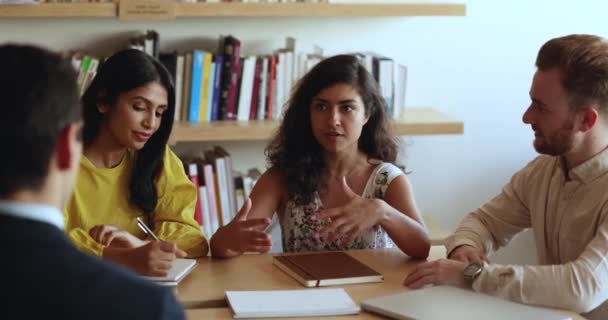 Hübsche Indische Geschäftsfrau Leitet Ein Briefing Mit Multinationalen Mitarbeitern Einem — Stockvideo
