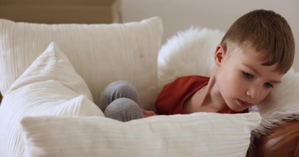Close Shot Little Smutny Obrażony Biały Chłopiec Siedzi Fotelu Otoczony — Wideo stockowe