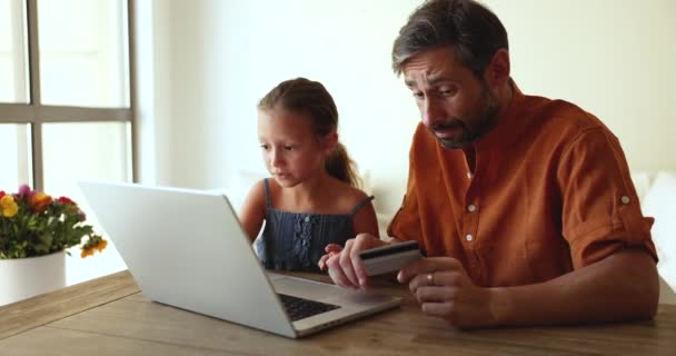 Ojciec Córeczka Korzystają Laptopa Siedzą Przy Biurku Trzymając Kartę Kredytową — Wideo stockowe