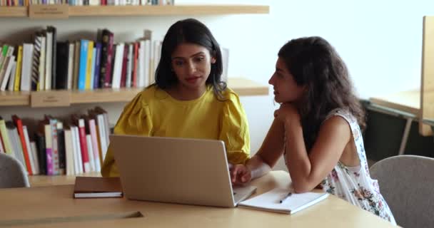 Indische Geschäftsfrauen Büroangestellte Arbeiten Projekt Mit Laptop Schauen Auf Den — Stockvideo