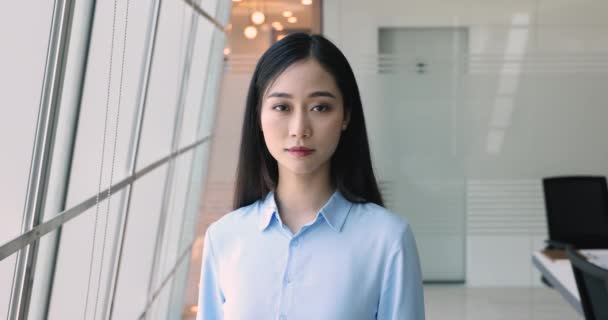 Serious Hermosa Joven Empleada Asiática Camisa Formal Posando Espacio Oficina — Vídeos de Stock