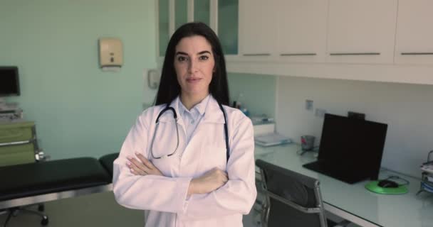 Terapeuta Latina Uniforme Bianca Che Posa Con Braccia Incrociate Sul — Video Stock
