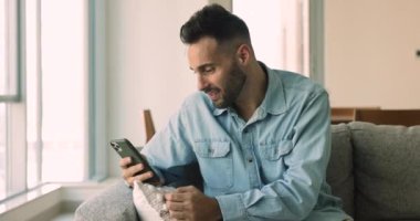 Heyecanlı İspanyol 30 'lu yaşlarda cep telefonu tutan, yumruğunu sıkarak sevinçle bağıran, çevrimiçi haberciden güzel sürpriz haberler alan, çevrimiçi piyangoyu kutlayan, başarı, zafer anı.