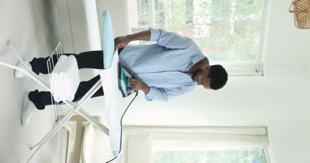 Vista Vertical Sorrir Millennial Africano Homem Engomar Toalhas Banho Branco — Vídeo de Stock