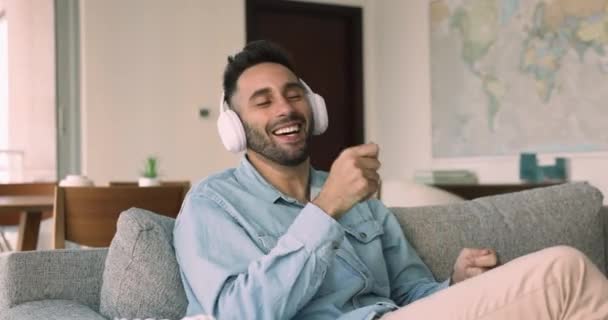 Yakışıklı Genç Adam Evde Tek Başına Vakit Geçiriyor Kanepeye Oturup — Stok video