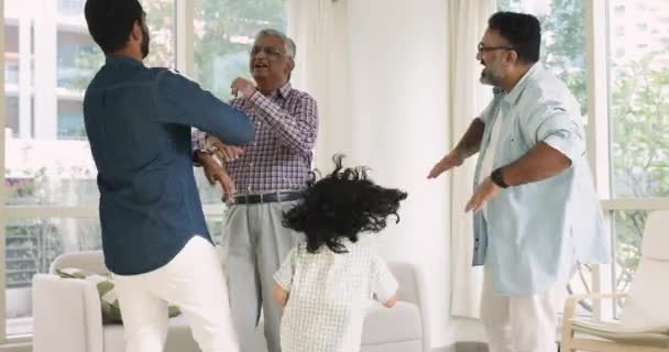 Živý Multigenerační Indiáni Malý Chlapec Jeho Táta Děda Pradědeček Stěhují — Stock video