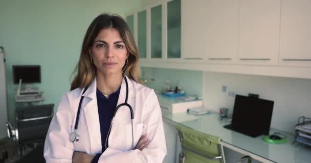 Портрет Молодої Жінки Загальної Практики Яка Позує Лікарняному Кабінеті Професійний — стокове відео