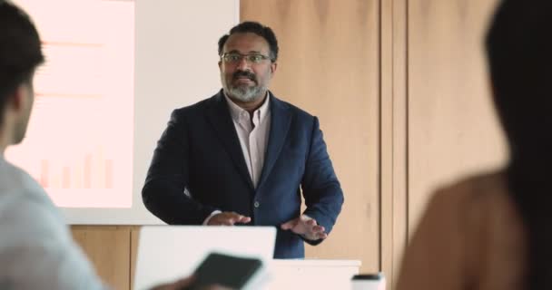 Зрелый Индийский Бизнесмен Ведет Конференцию Качестве Эксперта Финансам Обменивается Информацией — стоковое видео