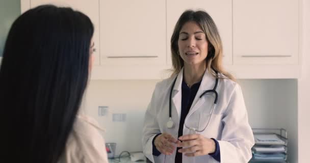 Atraktivní Zkušená Ošetřující Lékařka Bílém Plášti Pronese Řeč Poví Pacientce — Stock video