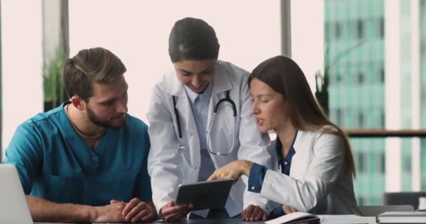 Kliniğin Çok Uluslu Personeli Çeşitli Tıbbi Çalışanlar Işyerinde Dijital Tablet — Stok video