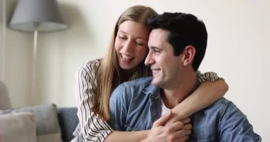 Latin 30 'lu yaşlardaki birbirine aşık çiftler evlerindeki kanepede oturup romantik ilişkilerinin tadını çıkarıyor ve evlerinde flört ediyorlar. Milenyum sakinlerinin portresi, anlayışı ve uyum ilişkileri