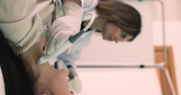 Dikey Görüş Endokrinoloğunu Kapat Kadın Tiroid Bezini Ultrasonografi Makinesiyle Kontrol — Stok video